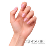 Manucure rose tendre pastel réalisée avec le vernis semi-permanent vegan 1944 Paris Arielle NGV289 sur une main à peau claire.