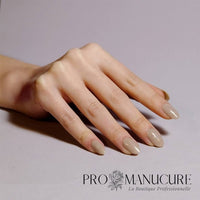 CND-Vinylux-Off-The-Wall-Hand