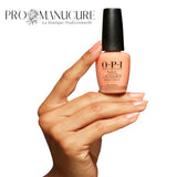 OPI-Vernis-Traditionnel-queens_rule_nls066_nail_lacquer_hand_and_bottle