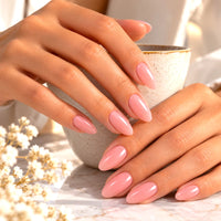 Manucure rose nude pêche réalisée avec le Gel Builder Atlas Born Pretty