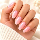 Manucure rose clair réalisée avec le Gel Builder Atlas Cotton Candy