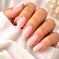 Manucure rose nude laiteux réalisée avec Atlas Gel Builder Such A Tease