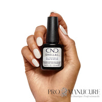 Ongles blanc crème brillant avec le flacon CND Shellac All Frothed Up
