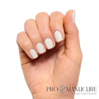 Manucure courte et élégante en blanc ivoire réalisée avec CND Shellac All Frothed Up