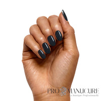 Ongles ovales brillants portant CND Shellac Asphalt, teinte gris charbon presque noir