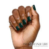 Ongles recouverts de CND Shellac Aura, une teinte vert foncé élégante et brillante