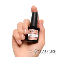 Ongles nude rosé délicat avec le flacon CND Shellac Bare Chemise