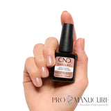 Ongles nude rosé délicat avec le flacon CND Shellac Bare Chemise