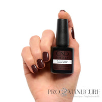 CND Shellac Black Cherry porté sur les ongles avec son flacon 12,5 ml