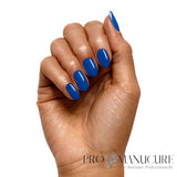 Manucure bleu roi intense et brillant réalisée avec CND Shellac Blue Eyeshadow sur des ongles en amande