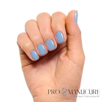 Manucure bleu pastel grisé réalisée avec CND Shellac Chance Taker sur des ongles courts et arrondis