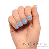 Manucure bleu pastel grisé réalisée avec CND Shellac Chance Taker sur des ongles courts et arrondis