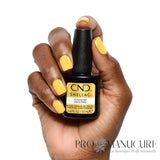 Manucure jaune soleil réalisée avec CND Shellac Cockatoo et flacon professionnel