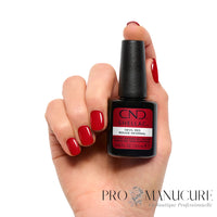 Vernis semi-permanent CND Shellac Devil Red 12,5 ml présenté avec une manucure rouge éclatante