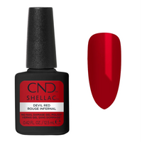 Flacon CND Shellac Devil Red et nuancier montrant sa teinte rouge intense à finition crème