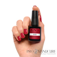Vernis semi-permanent CND Shellac Element 12,5 ml présenté avec une manucure rouge profond