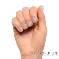 Manucure nude taupe rosé réalisée avec CND Shellac Field Fox