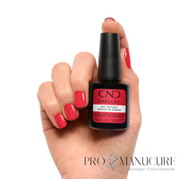 Manucure rouge corail avec le flacon CND Shellac Hot Or Knot 12,5 ml