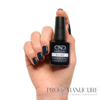 Vernis semi-permanent CND Shellac Indigo Frock porté sur les ongles