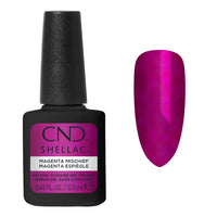 CND Shellac Magenta Mischief avec nuancier magenta aux reflets irisés