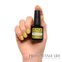 CND Shellac Mind Over Matcha avec manucure vert matcha sur les ongles
