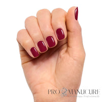 Manucure rouge foncé brillante réalisée avec CND Shellac Rouge Rite