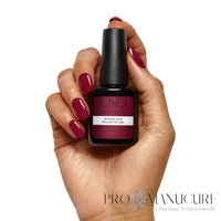CND Shellac Rouge Rite 12,5 ml rouge foncé porté sur les ongles avec flacon