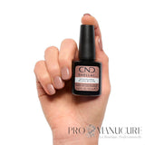 CND Shellac Satin Pajamas rose nude poudré porté sur les ongles avec flacon