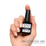 Ongles courts argentés scintillants avec le flacon CND Shellac Silver VIP Status