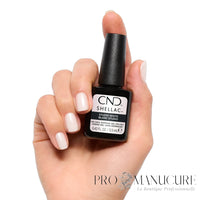 CND Shellac Studio White blanc laiteux porté sur les ongles avec flacon 12,5 ml