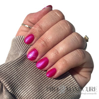 Manucure rose fuchsia nacré réalisée avec CND Vinylux Tutti Frutti sur des ongles courts arrondis