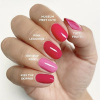 Comparatif de cinq vernis roses CND sur les ongles : Museum Meet Cute, Pink Leggings, Tutti Frutti, Hot Pop Pink et Kiss the Skipper.
